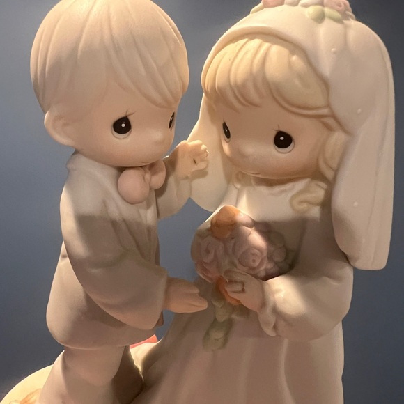 Precious Moments
| Give You My Love Forever True
© 1994 Precious Moments Inc. - Picture 2 of 5